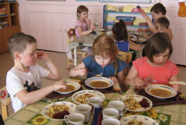 Salarii majorate pentru bucătari și înăsprirea amenzilor. Vezi măsurile Guvernului pentru alimentația copiilor în grădinițe!