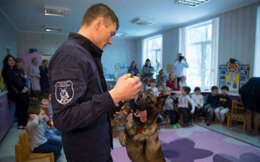 (FOTO) Câinele polițist de frontieră, în vizită la o grădiniță din capitală. Vedeți a cui a fost inițiativa!