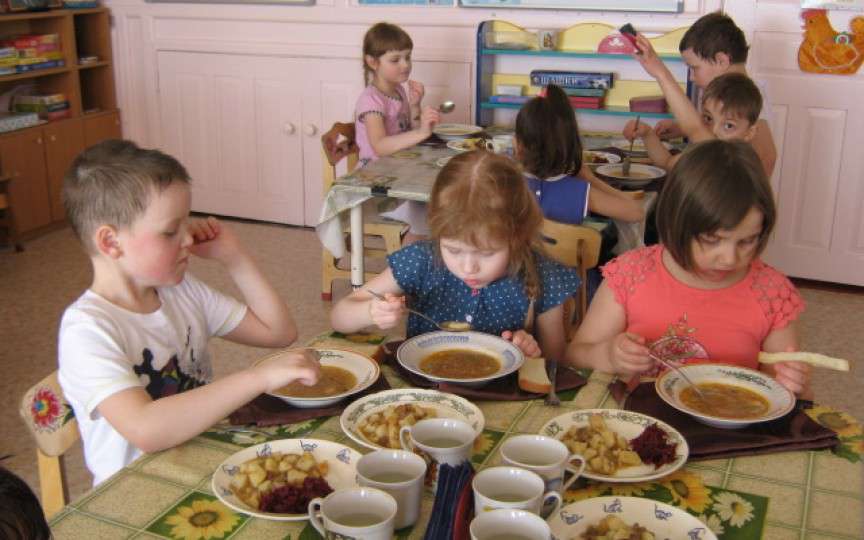 Salarii majorate pentru bucătari și înăsprirea amenzilor. Vezi măsurile Guvernului pentru alimentația copiilor în grădinițe!