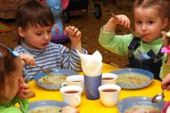 Părinții luptă pentru o alimentație sănătoasă în grădinițe: copiii mănâncă terci de 3 ori pe zi