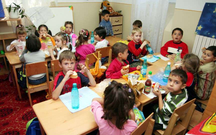 Părinții au mers și au verificat depozitele grădinițelor. Vezi ce au găsit