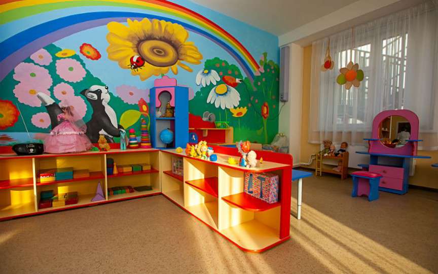 Grădinițe în vacanță: majoritatea părinților fie stau acasă cu copiii, fie îi iau cu ei la muncă