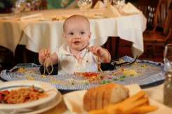 Reguli de care să ții cont atunci când ieși la restaurant cu un copil