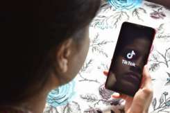 Aplicația Tik Tok le poate pune copiilor viața în pericol: pedofili, clipuri vulgare, provocări foarte riscante!