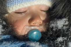 Fotografia care face înconjurul internetului! Copii surprinși dormind afară, în paturi, la 0 grade Celsius