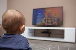 9 semne de la neurolog că un copil se uită prea mult la televizor