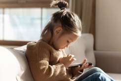 De ce este bine să amâni cât mai mult posibil achiziționarea unui telefon pentru copilul tău? Experții ne răspund