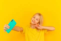 Copilul vrea Snapchat pe telefon? Ce setări trebuie să faci pentru siguranța lui