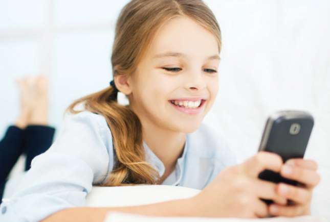 La ce vârstă poţi să îi procuri copilului un telefon mobil?