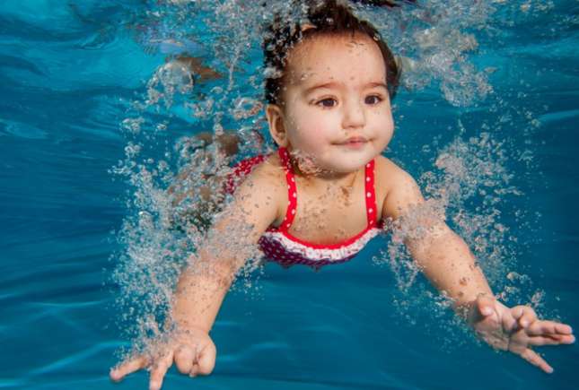 Tehnică extremă de învăţare a copiilor să înoate: aruncaţi în piscină, de la şase luni