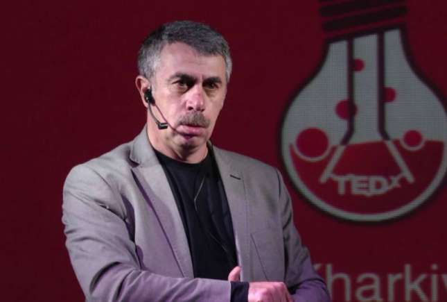 Doctorul Komarovskiy spune de la ce vârstă li se permite copiilor accesul la tablete și telefoane