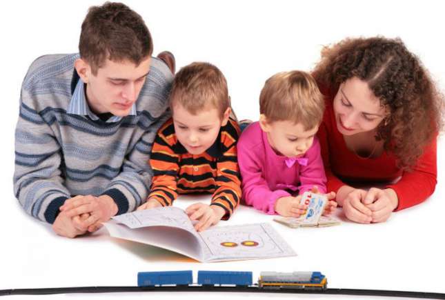 Copiii cărora li se citesc povești cresc mai inteligenți și mai sociabili