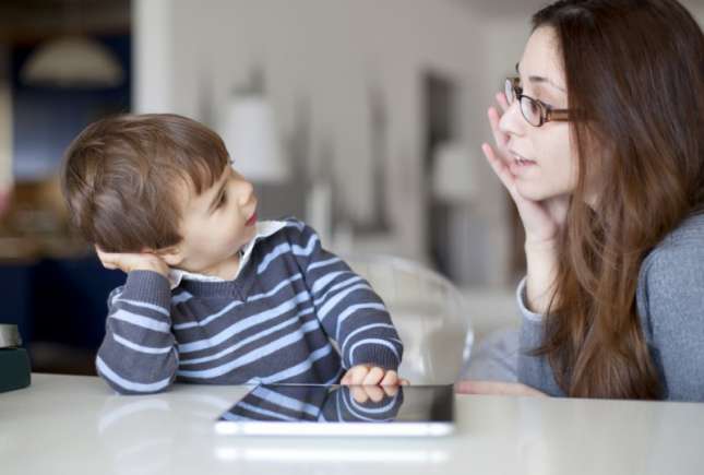 4 fraze pe care să le folosești conform metodei Montessori pentru a educa un copil sigur pe el