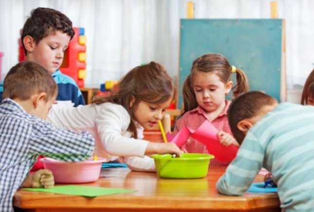 Șapte activități Montessori pentru dezvoltarea independenței copilului