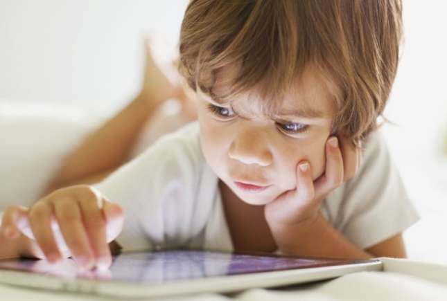 90% din copiii de 2-3 ani diagnosticați cu o formă de autism suferă din cauza televizorului și telefonului