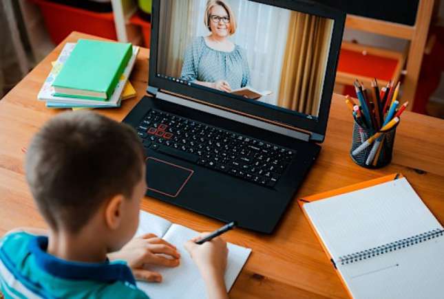 Oful unei mame: Sunt o mamă cloșcă, ce stă în spatele copilului la școala online și sare repede cu mâna peste mâna lui