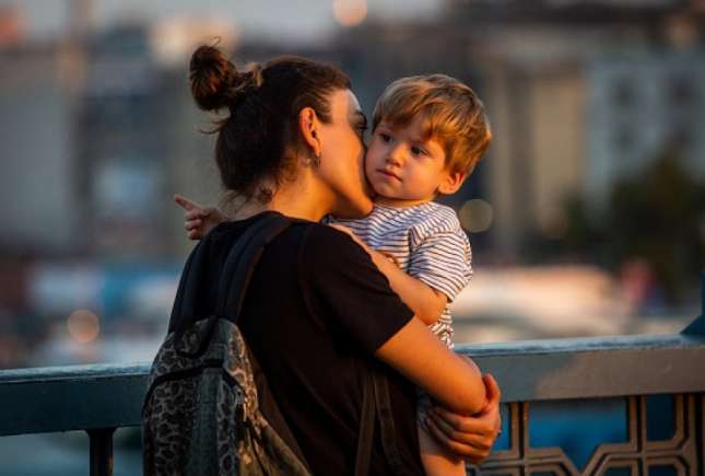 Tu ți-ai îmbrățișat copilul astăzi? Beneficiile uluitoare ale acestui obicei asupra dezvoltării armonioase a copilului