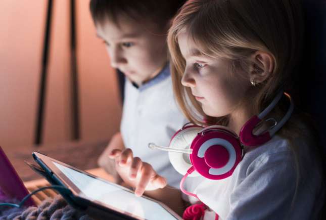 Ecranele și copiii: Cum să găsești echilibrul în era digitală