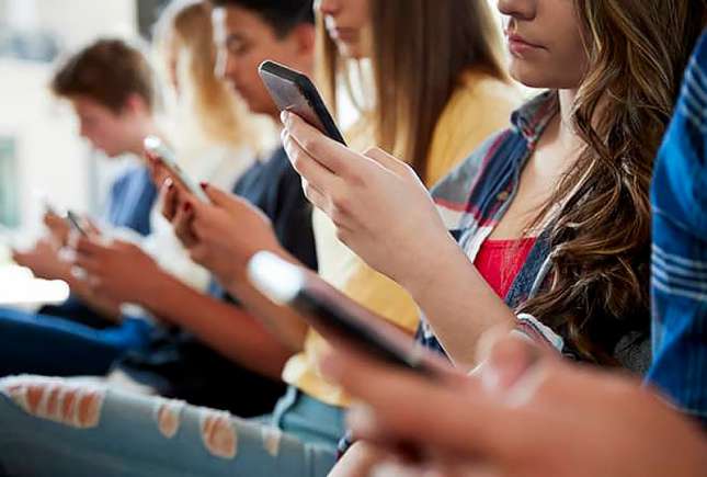 Cum îți salvezi copilul din capcana digitală: dependența de gadgeturi la adolescenți