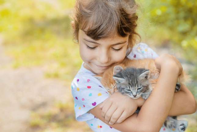 Cum să-i explici copilului că animalele de companie nu sunt jucării