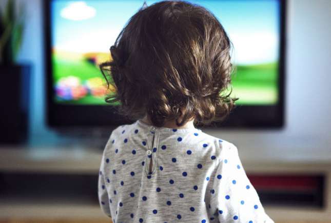 De ce este important să monitorizăm ce desene animate urmăresc copiii: Ghidul părintelui conștient
