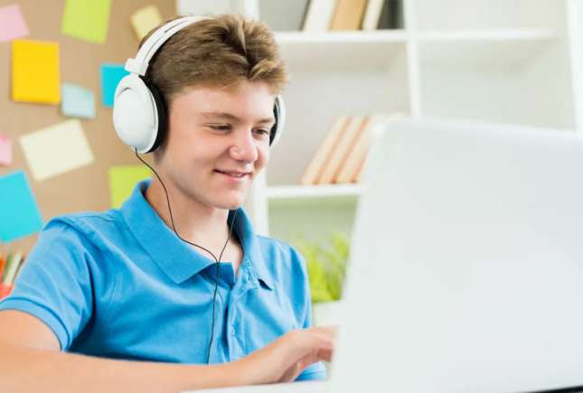 De ce este benefic ca cei mici să se joace pe calculator: adevărul surprinzător