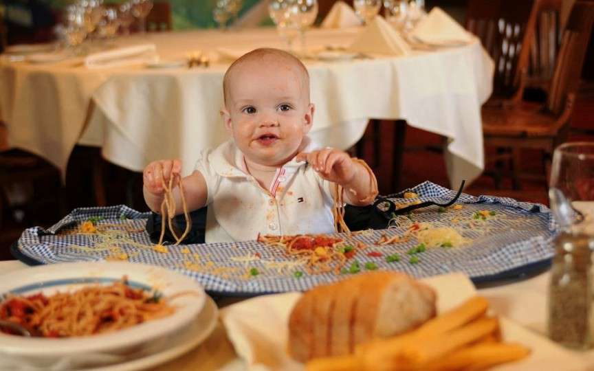 Reguli de care să ții cont atunci când ieși la restaurant cu un copil