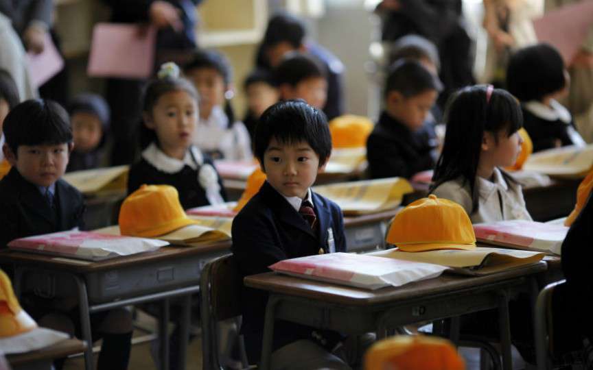 În Japonia nu sunt telefoane mobile în școală, iar elevii nu întârzie niciodată la ore