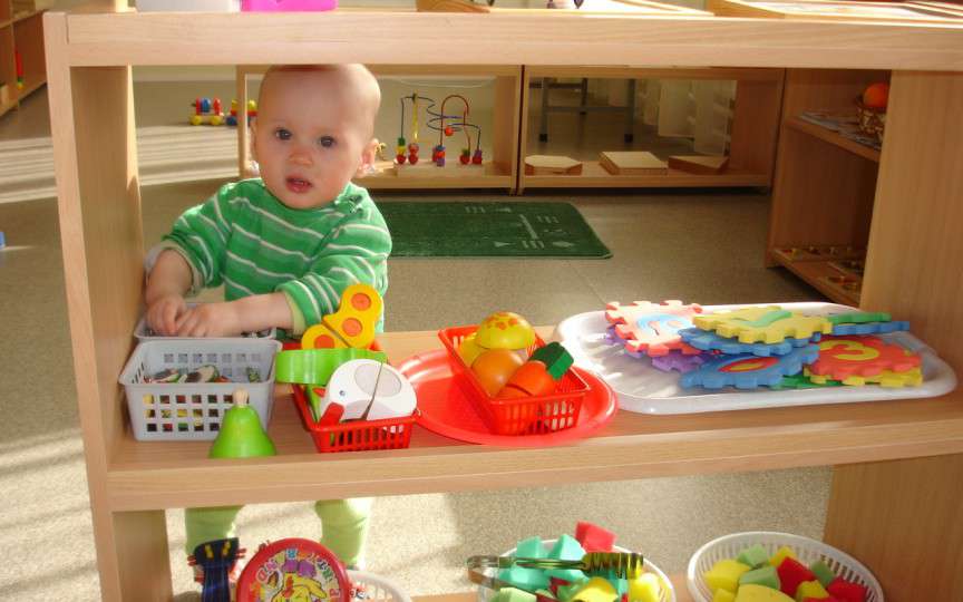 5 activități în casă pentru copilul mic, inspirate din metoda Montessori
