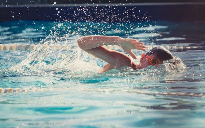 3 motive de necombătut de ce să-ți duci copilul la înot în sezonul rece