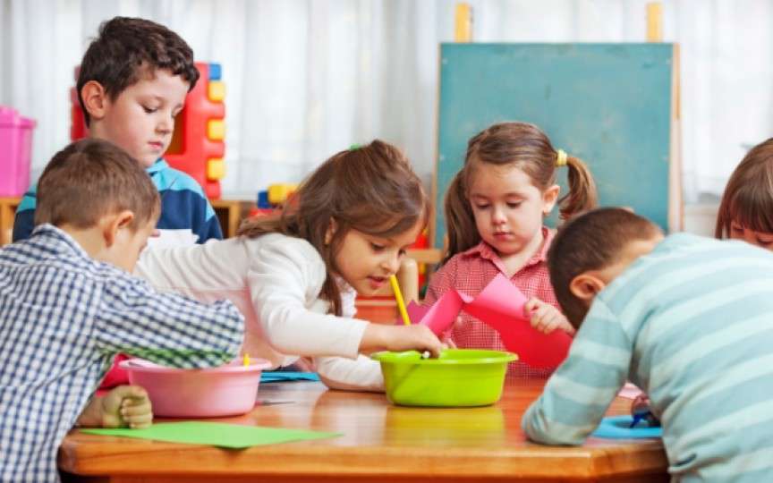 Șapte activități Montessori pentru dezvoltarea independenței copilului