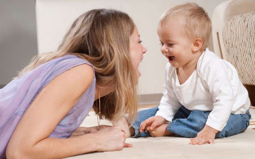 3 idei mai puțin obișnuite pentru stimularea limbajului la bebeluşi