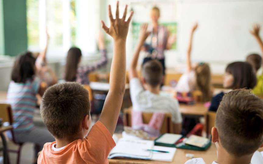 Studiu: Elevii lăudați se concentrează mai bine la ore decât cei care sunt criticați
