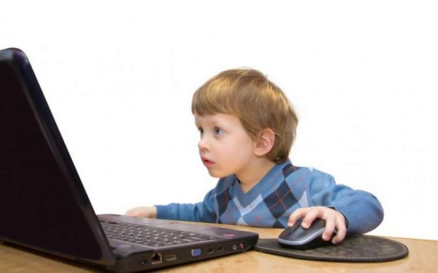 Oful unei mame: Nu năuciți copiii și părinții cu orele astea online!