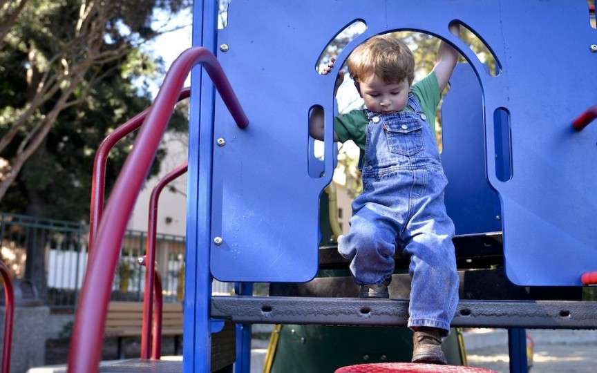 O mamă răspunde unui străin care a încercat să-i educe copilul la locul de joacă