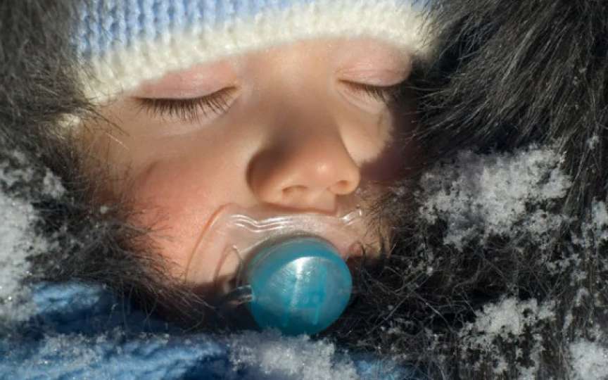 Fotografia care face înconjurul internetului! Copii surprinși dormind afară, în paturi, la 0 grade Celsius