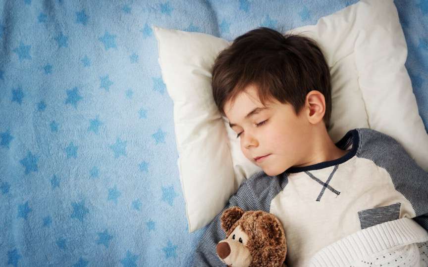 Cum să-ți ajuți copilul să adoarmă la timp – 6 sfaturi de la specialiști
