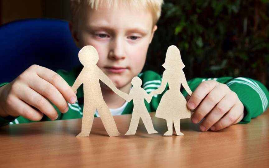 Unul dintre părinți este mai absent în viața copilului? Ce impact poate avea acest lucru în viața celui mic