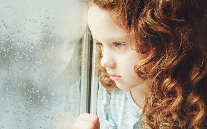 12 semne că un copil își ascunde emoțiile — ce trebuie să știe părinții