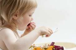 Nutriționist recunoscut: Un copil nu trebuie să mănânce dietetic sau degresat