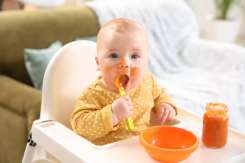Tabel diversificare. Cum să introduci alimentele solide mai ușor în alimentația bebelușului