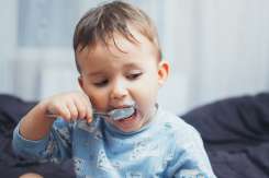 Micuțul tău adoarme greu? 5 alimente care ajută copilul să adoarmă mai ușor
