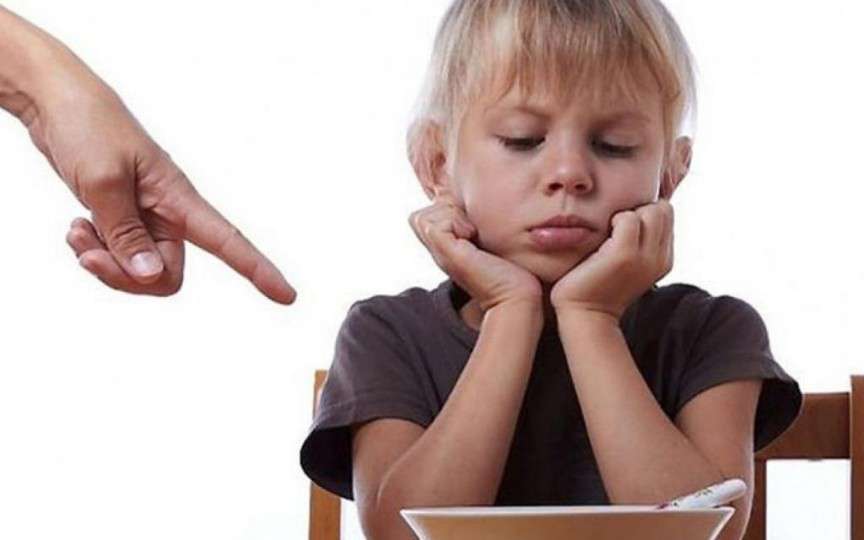 La ce pericole îți expui copilul dacă îl forțezi să mănânce