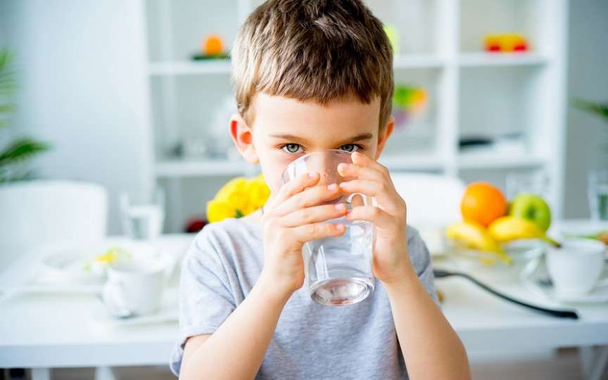 Copilului nu-i place să bea apă? Iată câteva trucuri pentru a încuraja consumul de apă