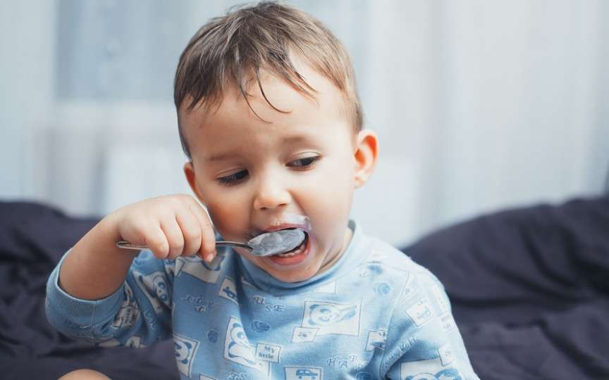 Micuțul tău adoarme greu? 5 alimente care ajută copilul să adoarmă mai ușor