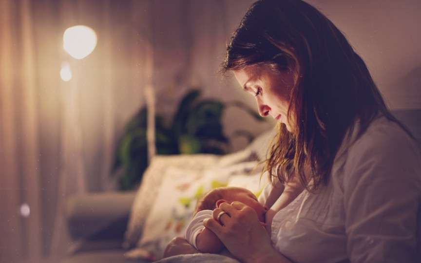 Alăptarea bebelușului, în timpul nopții. Tot ce trebuie să știi
