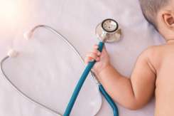 Medic pediatru, mesaj de alarmă în context COVID: Bebeluș ce tușește până rămâne fără aer