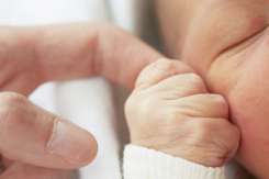 Bebeluși vaccinați din greșeală cu Pfizer. Au ajuns la spital cu febră mare și vărsături