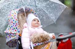 Ploaia și bebelușul. Mituri și adevăruri despre ieșirile pe timp ploios, cu bebele