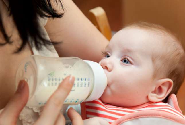 Medic pediatru despre laptele de vacă în alimentația copilului: Este bogat în grăsimi nesănătoase și poate produce constipație